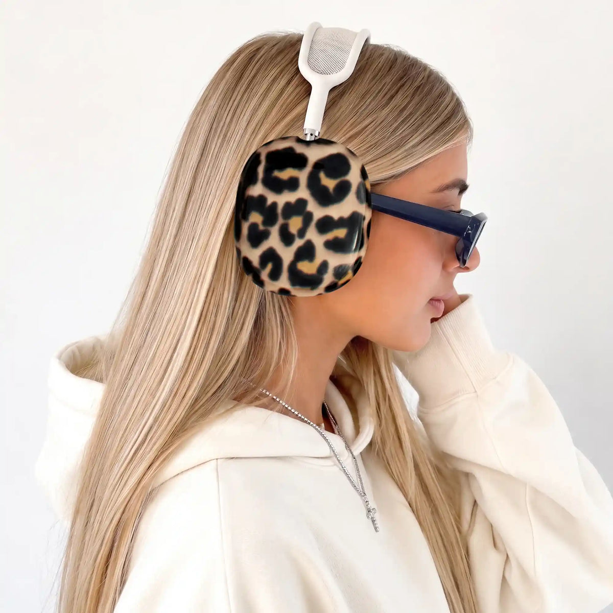 It Girl Blonde Leopard AirPod Max Case
